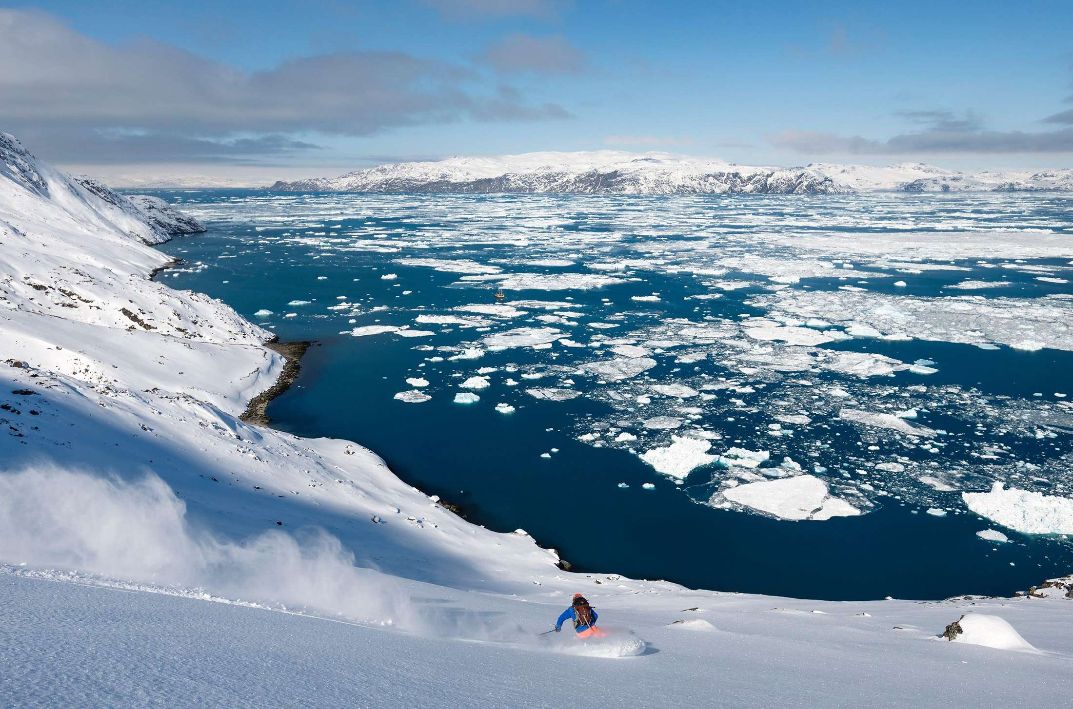G1BFA9 Greenland, freeride ski in Nuuk Fjord